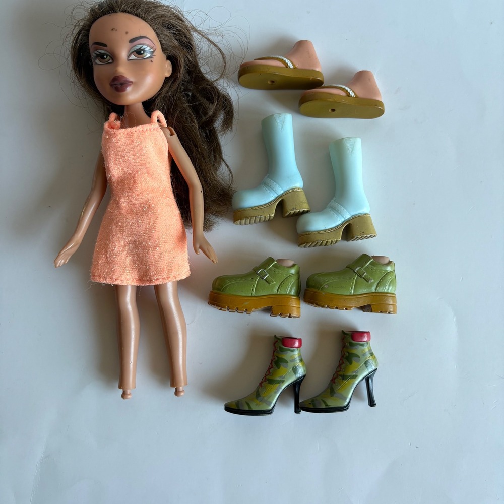 Y2K Bratz‎ Yasmin Doll 2001 MGA Peach Dress with 4 Pairs Shoes Lot Camo Boots
